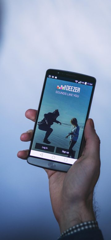 七七影院 App 首页界面竖屏截图，顶部是搜索框与分类标签，下方为两列推荐片单卡片，深紫色背景，夜间浏览的安静氛围